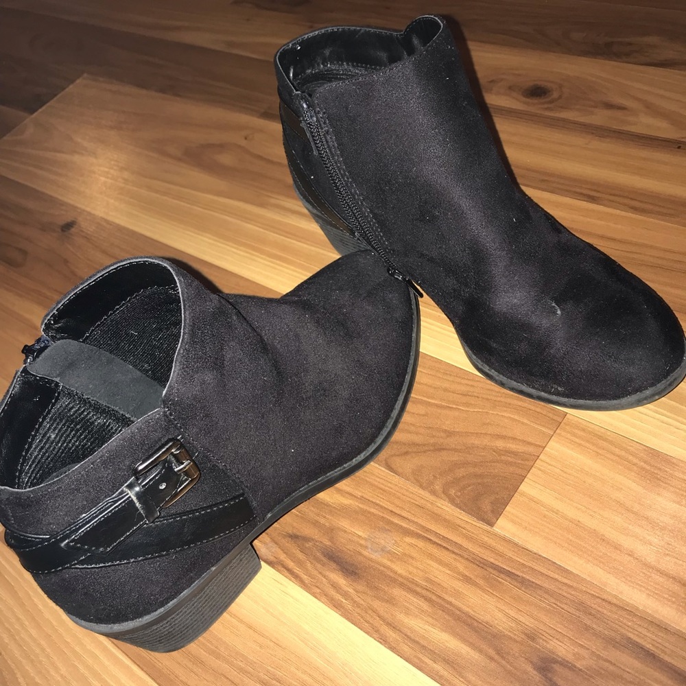 Girls booties size 4